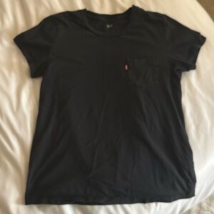 Black Levi’s Tee